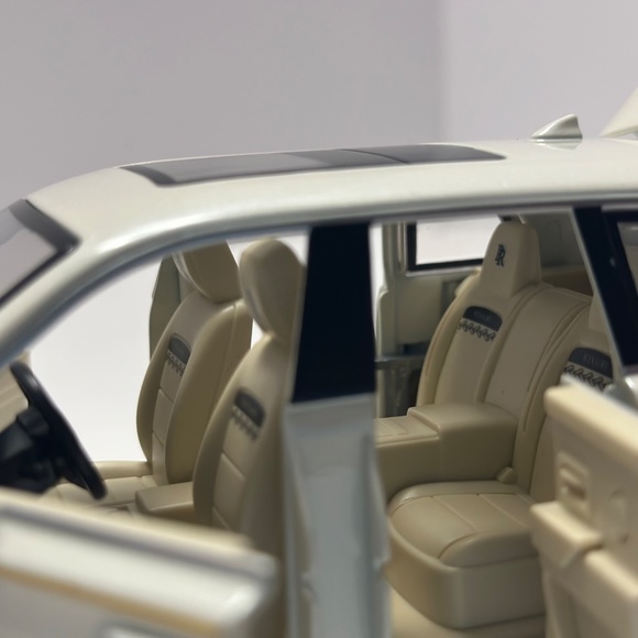 1:24 rolls royce cullinan mansory Diecast with LED HEADLIGHT AND TAILLIGHT WHITE - Picture 7 of 12